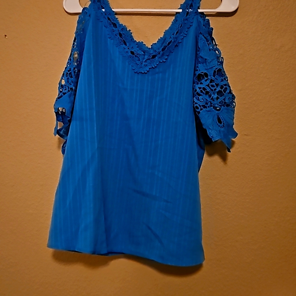 NWOT Bright blue cold shoulder blouse with lace detail, Size XL